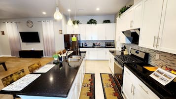 Geladeira, micro-ondas, fogão, cooktop