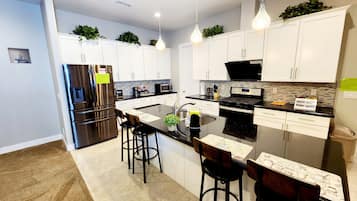 Geladeira, micro-ondas, fogão, cooktop