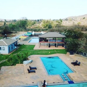 4 outdoor pools, sun loungers - 1 Oak lodge (Thulamela)