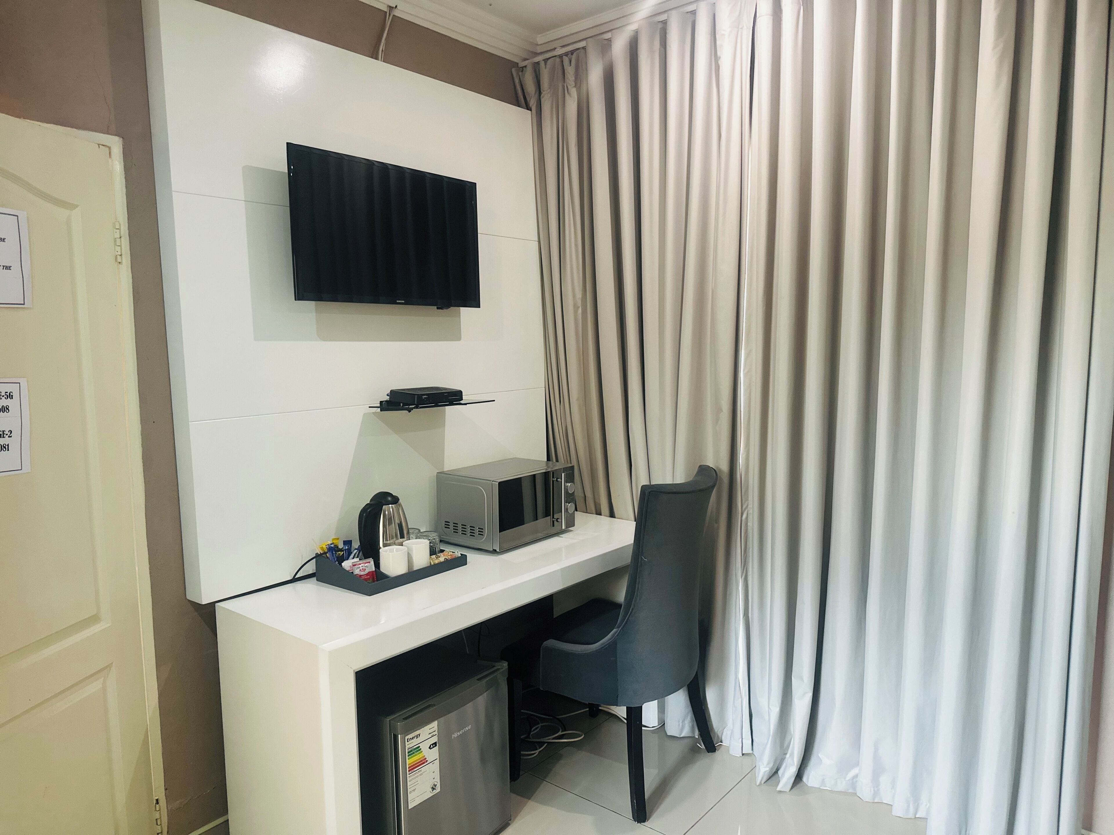 Muebles diferentes, escritorio y tabla de planchar con plancha 