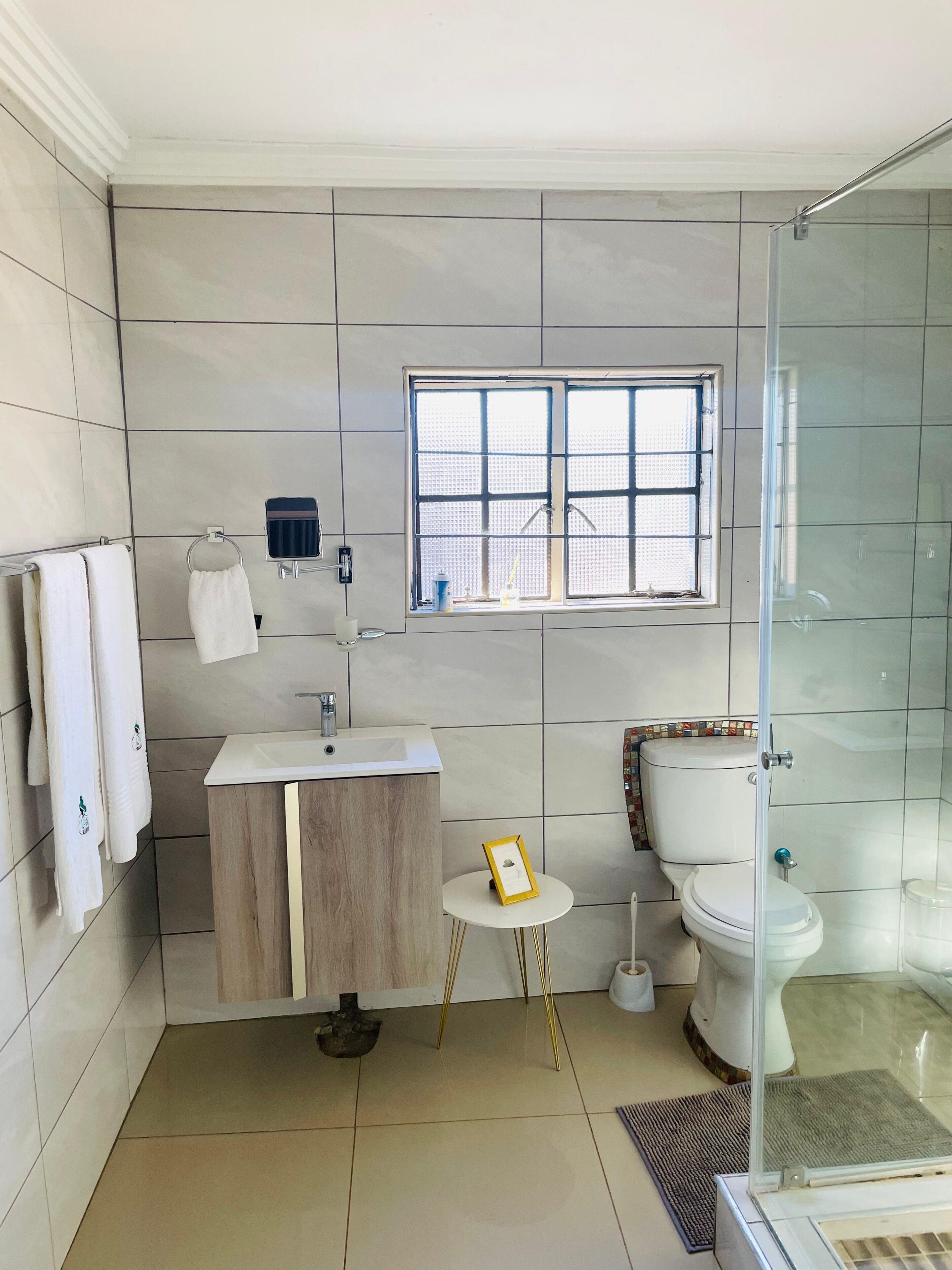 Quarto casal ou duplo standard, 1 quarto, para não fumantes, ar-condicionado | Banheiro | Chuveiro com efeito de chuva, secador de cabelo, toalhas de banho 