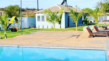 4 albercas al aire libre y camastros