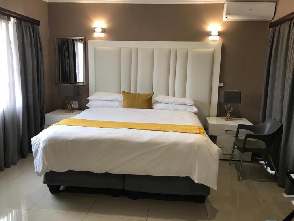 Individuell eingerichtet, Schreibtisch, Bügeleisen/Bügelbrett