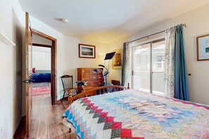 2 bedrooms, desk, WiFi, bed sheets - Ground-floor condo with hot tub, patios & mountain view (Frisco)