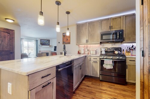 Ground-floor condo with hot tub, patios & mountain view