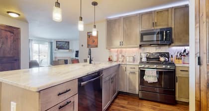 Ground-floor condo with hot tub, patios & mountain view