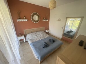 2 bedrooms, iron/ironing board, bed sheets