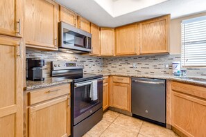 Fridge, microwave, oven, stovetop - Sunny condo with pool, hot tub, gym, & grill access - W/D and mountain views (Tucson)