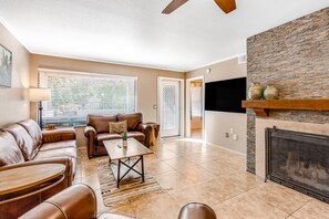 TV - Sunny condo with pool, hot tub, gym, & grill access - W/D and mountain views (Tucson)