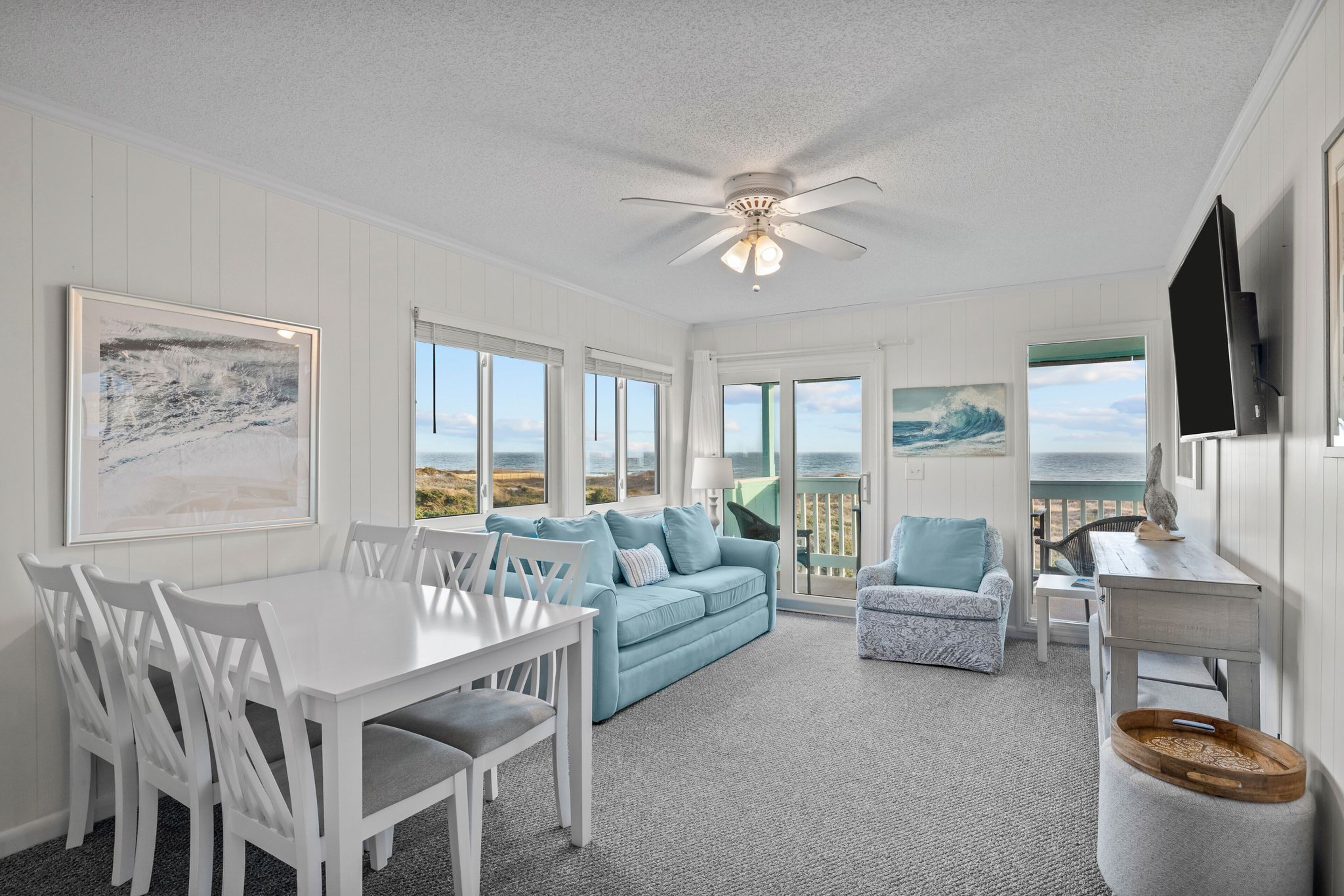 Oceanfront corner condo with balcony, washer/dryer, AC, & pool access