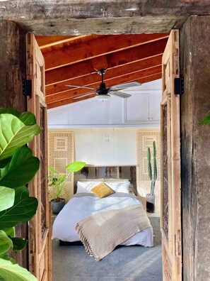 2 habitaciones, caja de seguridad en la habitación y escritorio