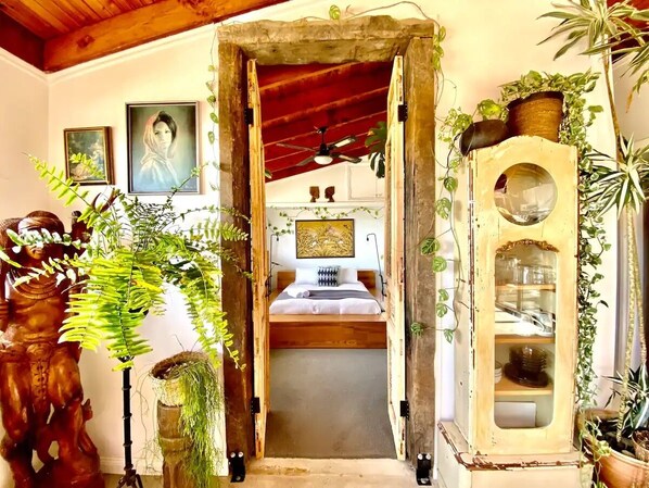 2 chambres, coffres-forts dans les chambres, bureau