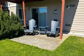 Terrace/patio - In-Law suite with mountain views, patio, jetted tub, & full kitchen (Coupeville)