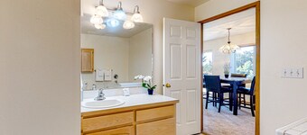 In-Law suite with mountain views, patio, jetted tub, & full kitchen