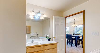In-Law suite with mountain views, patio, jetted tub, & full kitchen