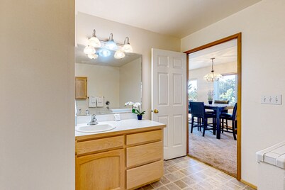 In-Law suite with mountain views, patio, jetted tub, & full kitchen