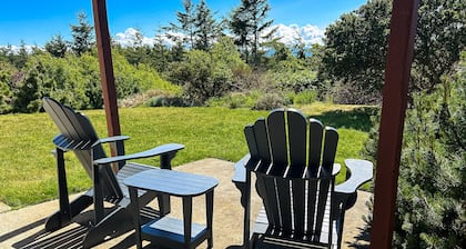 In-Law suite with mountain views, patio, jetted tub, & full kitchen