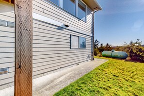 Property grounds - In-Law suite with mountain views, patio, jetted tub, & full kitchen (Coupeville)