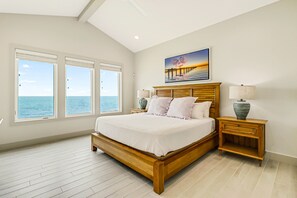 4 bedrooms, iron/ironing board, WiFi, bed sheets - Bayfront water-view home with outdoor pool, lovely patio, hammock, fishing dock (Rockport)