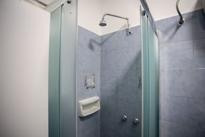 Douche, sĂšche-cheveux, bidet