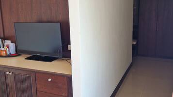 Classic Double Room | In-room safe, individually furnished, free WiFi, bed sheets