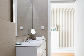 Baignoire, sèche-cheveux