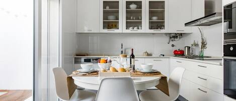 Geladeira, micro-ondas, fogão, cooktop