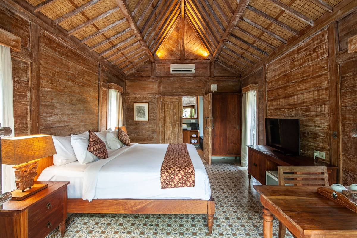 Deluxe Cabin | Premium bedding, minibar, desk, laptop workspace