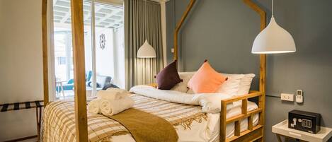 2 bedrooms, iron/ironing board, internet