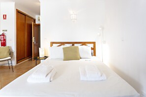 Ferros/tábuas de passar roupa, Wi-Fi de cortesia, roupa de cama