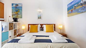 Tabla de planchar con plancha, wifi gratis y ropa de cama