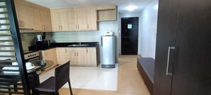 Réfrigérateur, micro-ondes, plaque de cuisson