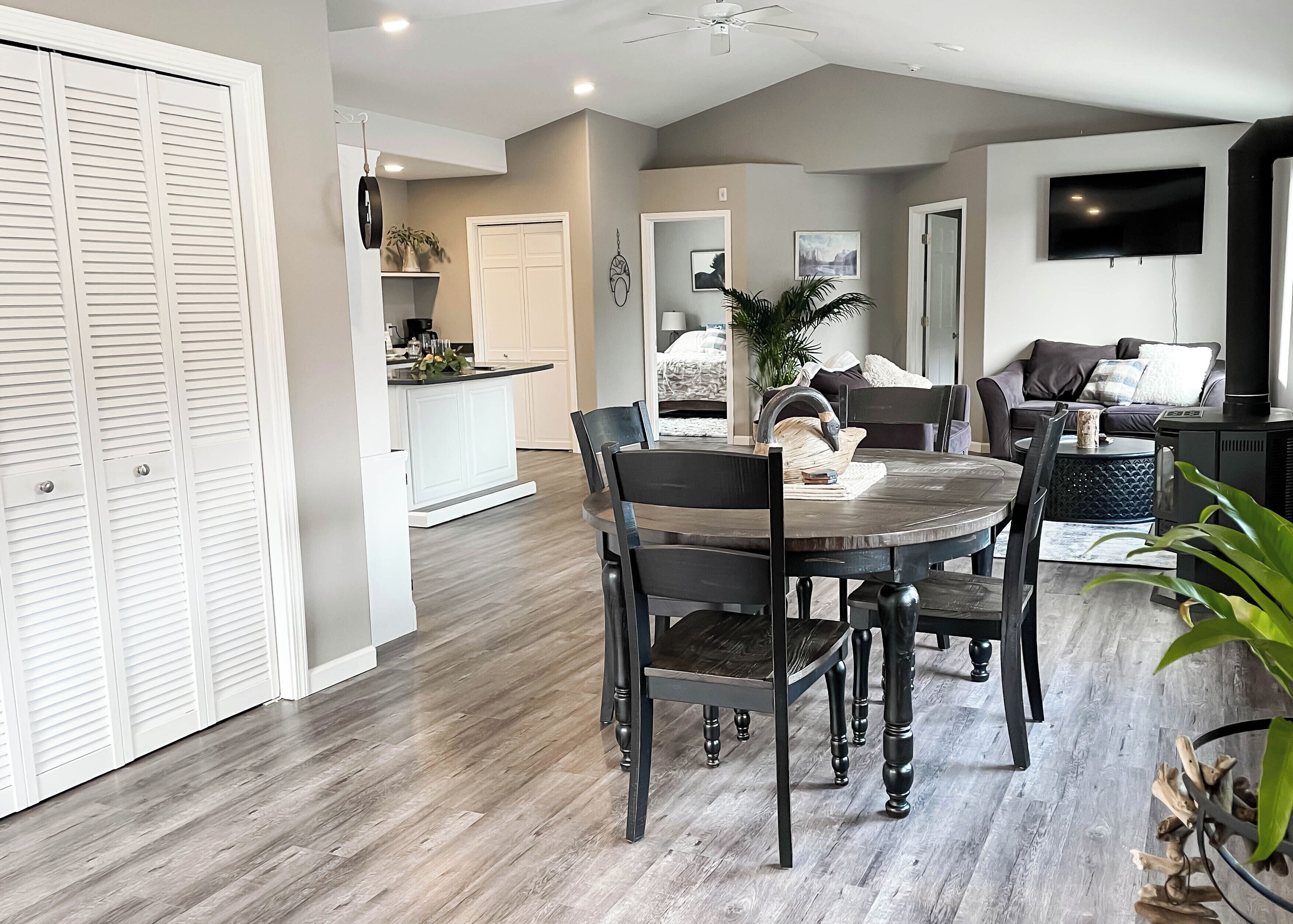 Luksus-toetasjesleilighet, 2 soverom | Oppholdsområde | En 44-tommers smart-TV med kabel-kanaler samt TV og oppvarmet gulv