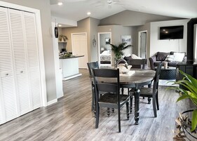 奢华复式, 2 间卧室 | 起居区 | 44-英寸智能电视（配备有线频道）、电视、加热地板