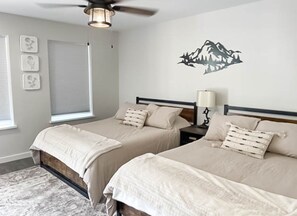 Chambre simple Deluxe, 2 grands lits | Literie de qualité, couette en duvet, lit avec matelas à plateau-coussin
