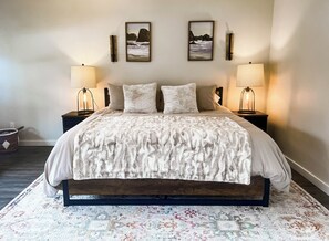 Deluxe Room, 1 King Bed | Premium bedding, down comforters, pillowtop beds, individually decorated - ALASKA LAKE and LODGE AT LONGMERE (Soldotna)