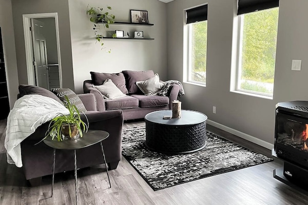 Nhà Duplex Cao cấp, 2 phòng ngủ | Khu phòng khách | Smart TV 44-inch có truyền hình cáp, TV, sàn nhà có sưởi