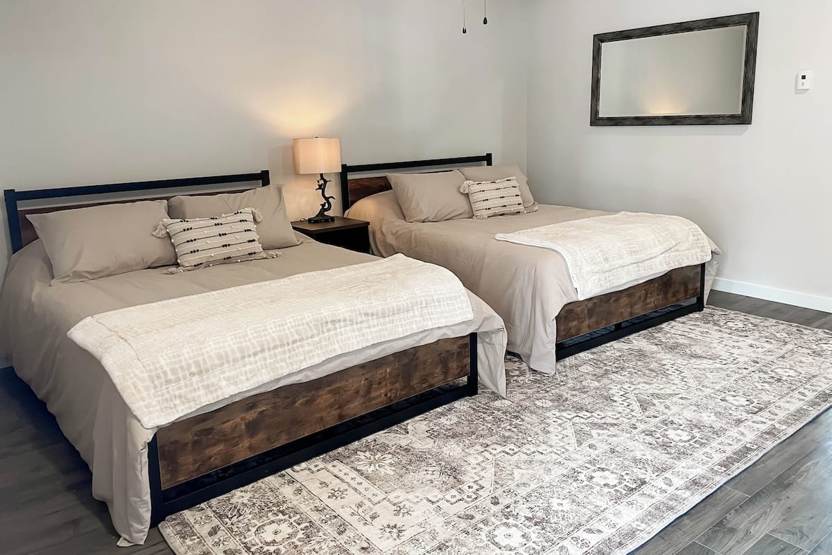 Habitación individual Deluxe, 2 camas de matrimonio | Ropa de cama de alta calidad y edredones de plumas