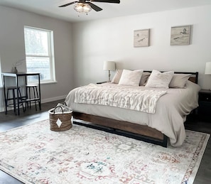 Premium bedding, down comforters, pillowtop beds, individually decorated - ALASKA LAKE and LODGE AT LONGMERE (Soldotna)