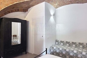 1 habitación, tabla de planchar con plancha y wifi 