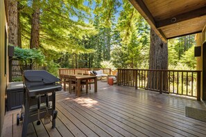 Outdoor dining - Mid-century home in the redwoods with expansive deck, garden & woodstove (Gualala)