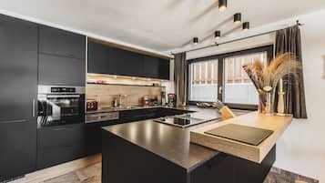 Großer Kühlschrank, Ofen, Geschirrspüler