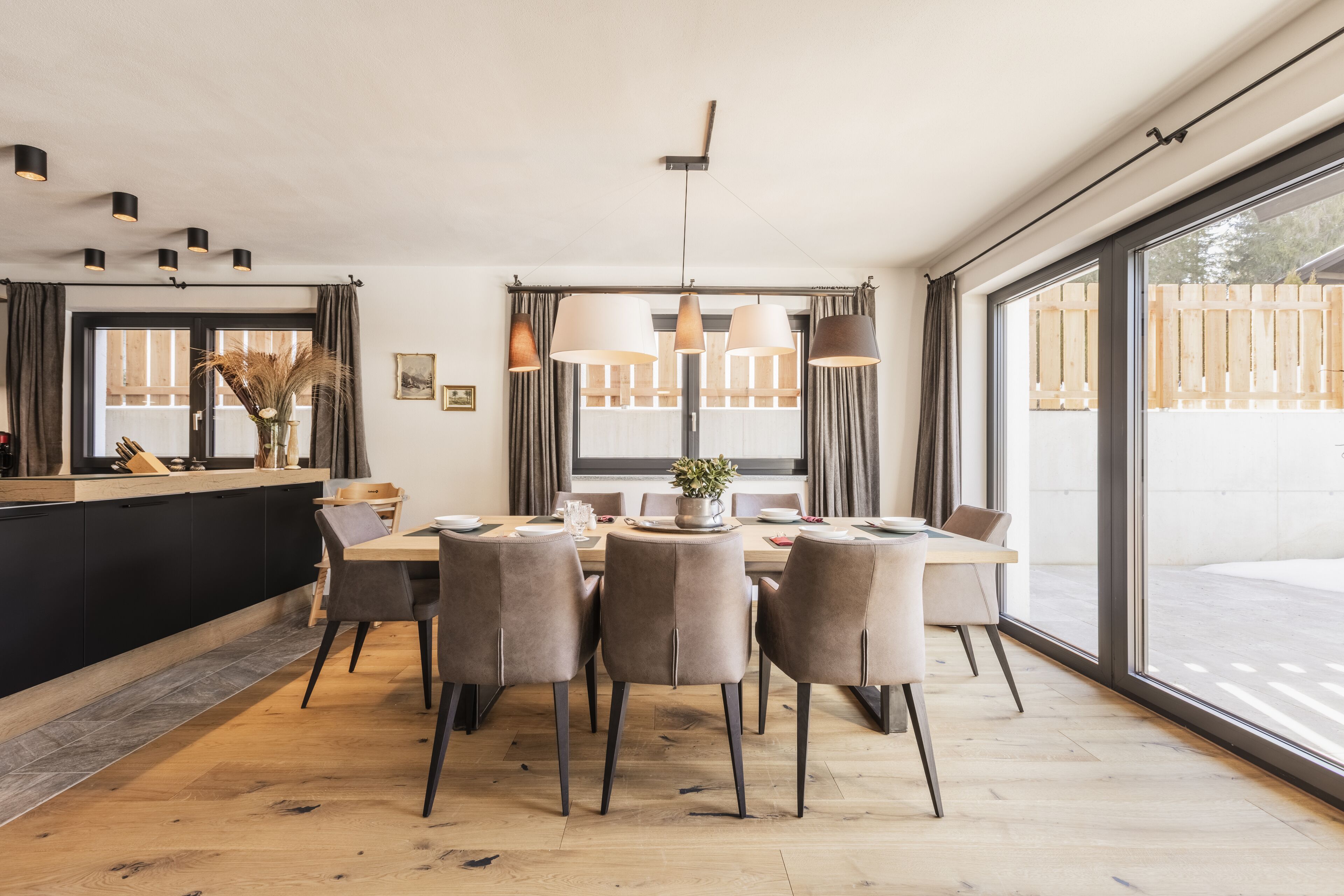 Full-size fridge, oven, dishwasher, coffee/tea maker