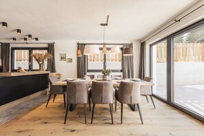 Full-sized fridge, oven, dishwasher, coffee/tea maker