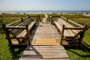 On the beach - Oceanfront condo with balcony, W/D, pools, & lazy river - walk everywhere (Myrtle Beach)