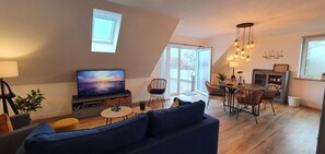 TV, stereo - Lieblingsplatz Whg3 - Moderne, Ruhige & Gemütliche Ferienwohnung in Küstennähe von Carolinensiel (Wittmund)