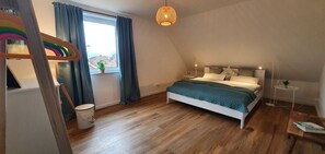 3 bedrooms, desk, iron/ironing board, WiFi