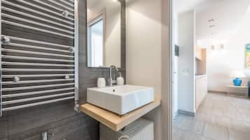 Doccia, asciugacapelli, bidet, asciugamani