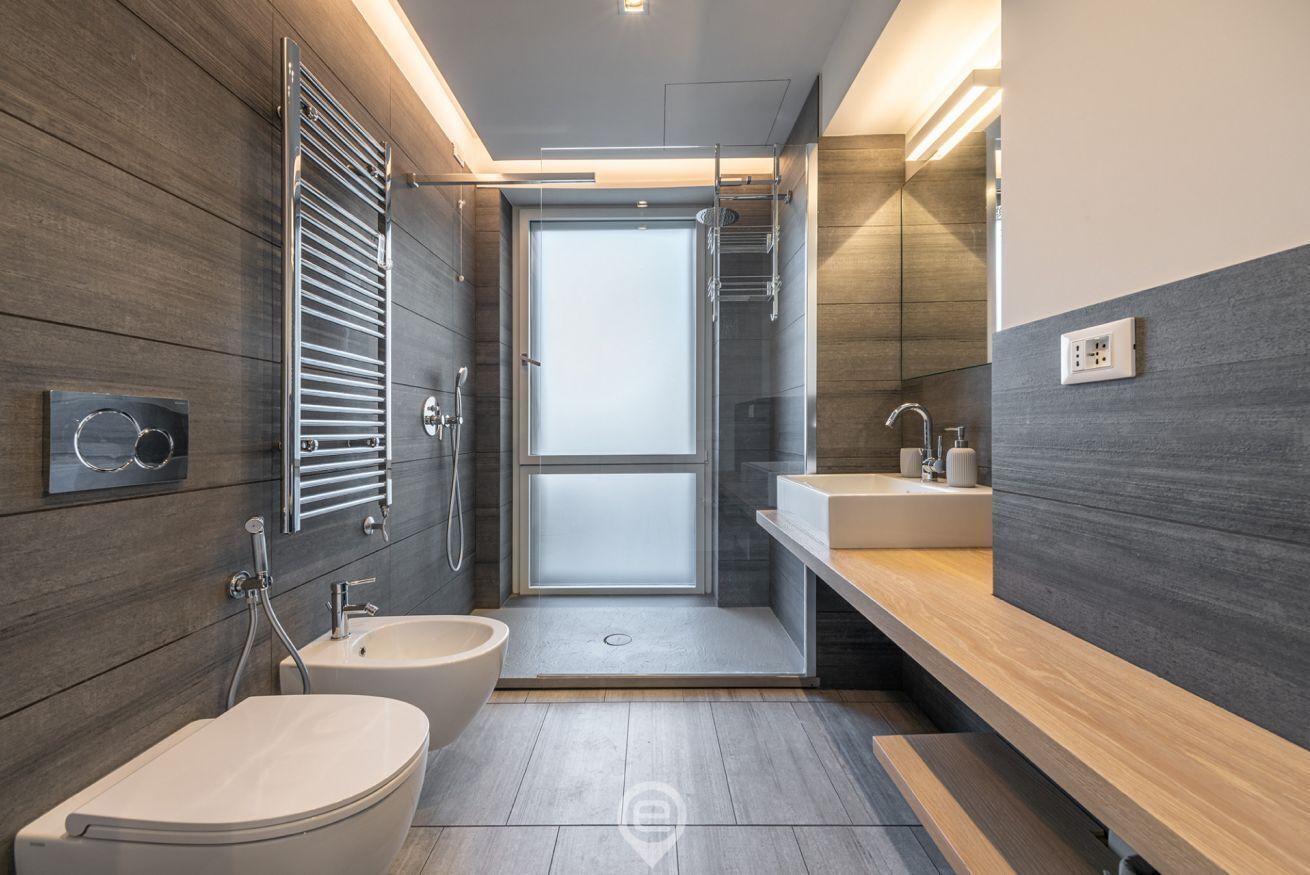 Douche, séchoir à cheveux, bidet, serviettes fournies