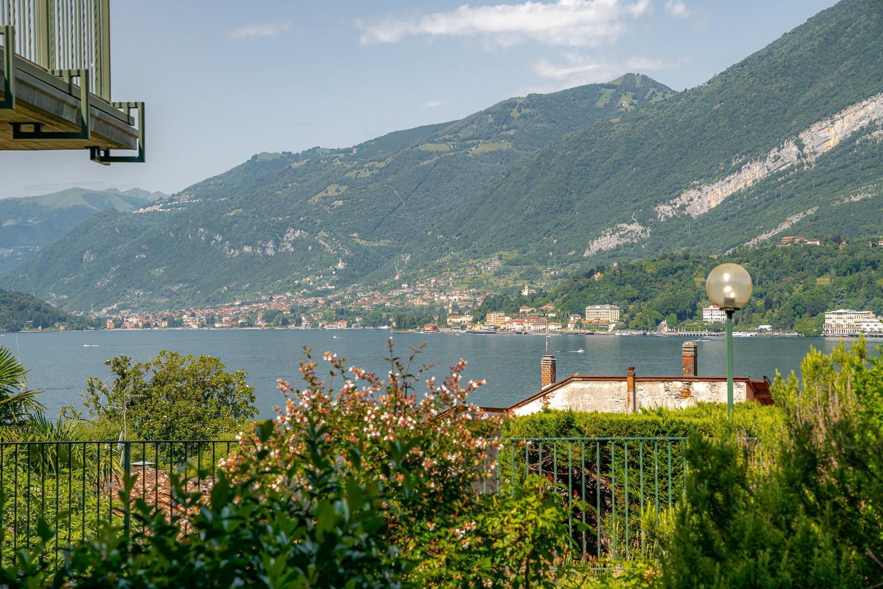 Un paysage côtier avec des montagnes, une étendue d’eau et une petite ville.
